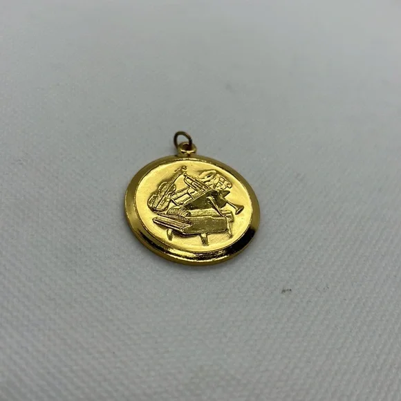 MUSICAL INSTRUMENT PENDANT CHARM GOLD TONE, PIANO, VIOLIN, SAXOPHONE, NOTES - Picture 3 of 8
